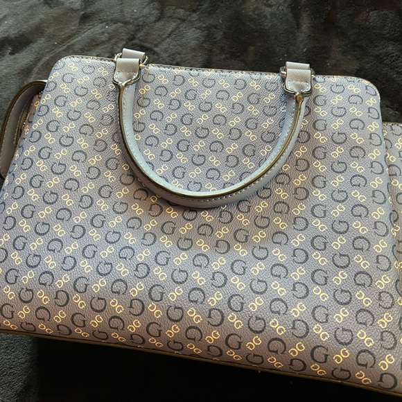 New Guess Handbag Blue/White. 2 handles. Zippered closure. Lots of pockets. - Picture 10 of 12